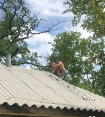 Пліч-о-пліч: Будівельники Житомирщини продовжують працювати над відновленням села Трифонівка