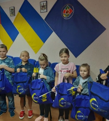 Діти переселенців з Луганщини отримали від ЮНІСЕФ рюкзаки з павербанками