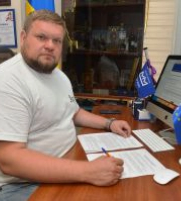 Андрій Клочко під час підготовки до засідання, на якому буде, зокрема, розглянуто проект закону про внесення змін до Закону України «Про місцеве самоврядування в Україні» Андрій Клочко під час підготовки до засідання, на якому буде, зокрема, розглянуто проект закону про внесення змін до Закону України «Про місцеве самоврядування в Україні»