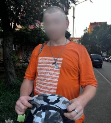 Помітно нервував: в Ужгороді, поліцейські зупинили підозрілого чоловіка