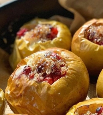 С медом, орехами и творогом. Три рецепта печеных яблок