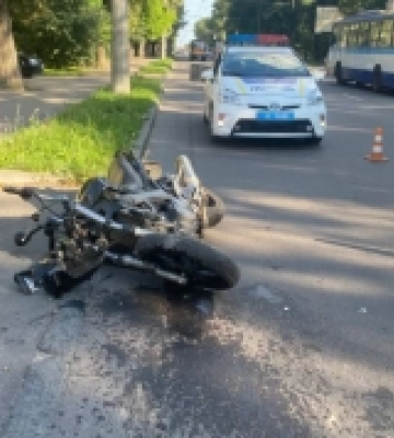 У Рівному автомобіль збив мотоцикла: травмувалися водій та пасажир двоколісного
