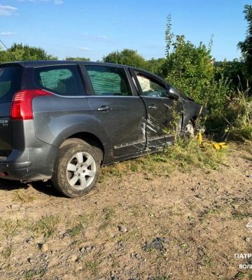 ДТП в Луцькому районі: водій на Peugeot на швидкості врізався у стовп