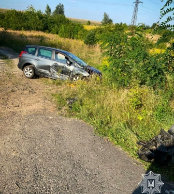 У Луцькому районі авто на величезній швидкості влетіло у стовб