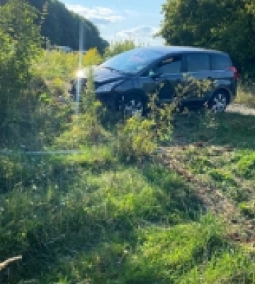 Поблизу села Усичі водій зʼїхав з дороги, наїхавши на дорожній знак та стовп