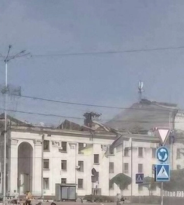 Окупанти знищили драмтеатр у Чернігові: момент удару потрапив на відео