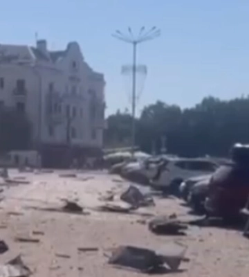 Центр міста в уламках: відео наслідків ракетного удару по Чернігову