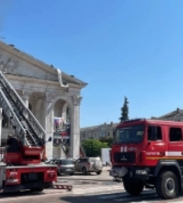 Російські окупанти вдарили по драматичному театру в Чернігові. ФОТО, ВІДЕО
