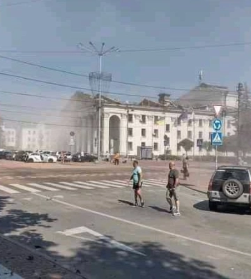 Росіяни вдарили ракетою по драмтеатру у центрі Чернігова: є загиблі та поранені