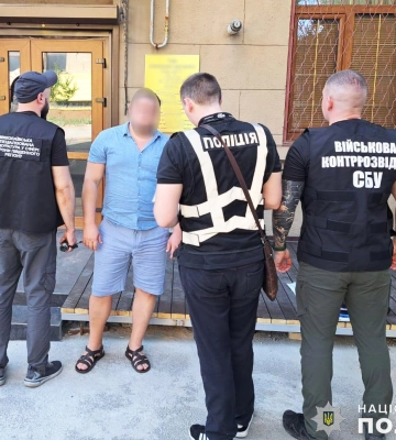 8,5 тисяч доларів за зняття з військового обліку: поліцейські затримали посередника на хабарі
