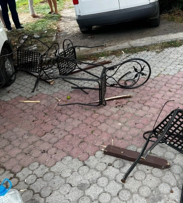 Два автомобілі зіткнулися у Мостиськах, а постраждала пішохідка (відео)