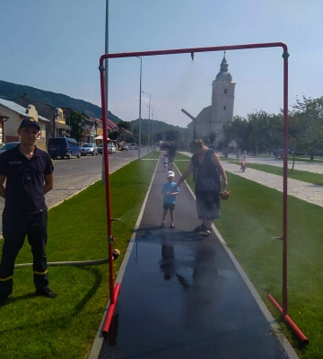 На Закарпатті встановлено водяні рамки-розпилювачі
