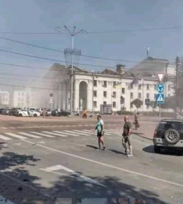 Зеленский опубликовал видео последствий российского теракта в Чернигове: есть погибшие