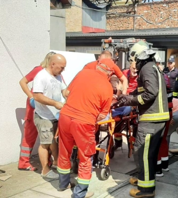 У Луцьку на чоловіка впали дерев'яні плити вагою понад пів тонни 