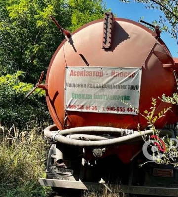 В Днепре лесополосу возле Криворожского шоссе залили нечистотами
