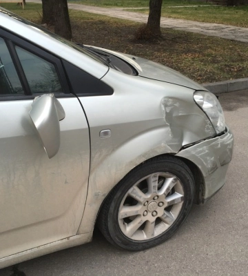 На Волині п’яний водій без прав врізався у припарковану Toyota