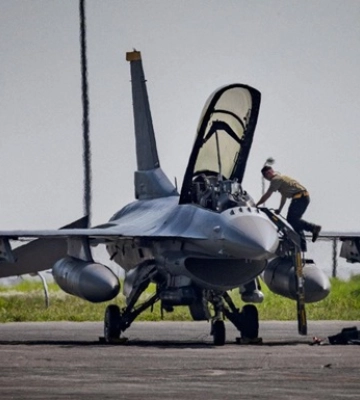 Украинские пилоты осваивают F-16 в двух странах