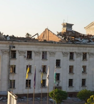 Атака баллистикой. Россияне ударили по драмтеатру в центре Чернигова: среди погибших есть ребенок, более 140 раненых