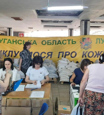 В Днепре переселенцы из Луганской области получили более 600 продуктовых наборов