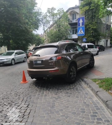 Водій Infinity без посвідчення водія в&#039;їхав у Львові в чуже авто