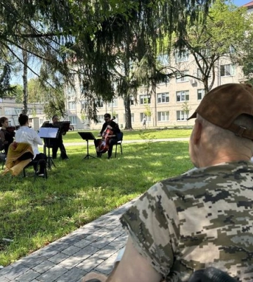 Музиканти Луганської філармонії дали концерт для поранених в лікарні Львова