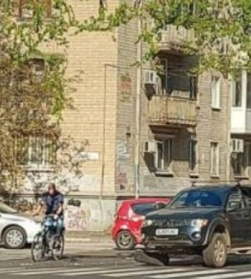 Зіштовхнулись мікроавтобус та два позашляховики: у Дніпрі сталася потрійна аварія
