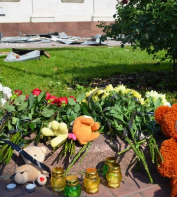 У Чернігові люди несуть квіти й іграшки до драмтеатру на знак пам&#039;яті про жертв ракетного удару РФ. Фото