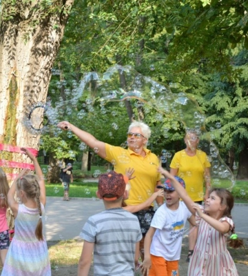 У парках Дніпра регулярно організовують дозвілля для дітей та їх батьків