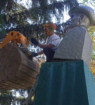 У селі на Полтавщині демонтували бюст Іванові Мічуріну