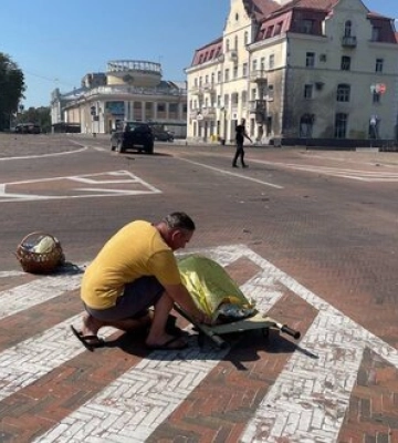 «Ракета підірвалась в повітрі». Основна сила ракетного удару РФ по Чернігову була спрямована не на драмтеатр, а на людей — ОГП
