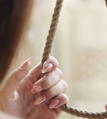 Повесилась на лестнице: в Кривом Роге 15-летняя девочка покончила с жизнью