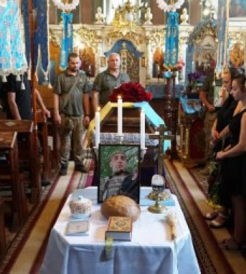 У селі Лавки Мукачівської громади попрощалися з полеглим Героєм - Василем Дешко