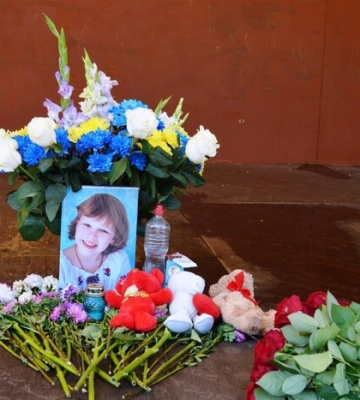 У Чернігові люди несуть квіти й іграшки до драмтеатру на знак пам&#039;яті про жертв ракетного удару РФ. Фото