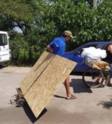 Мешканці Зимівника на Херсонщині отримали будівельні матеріали для відновлення після затоплення