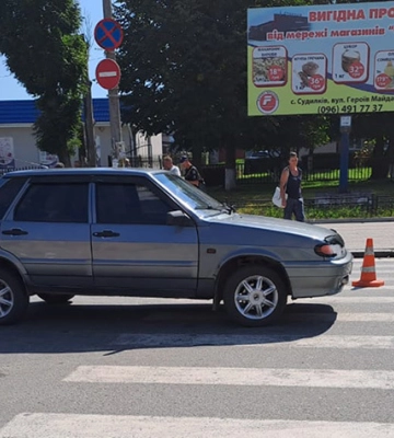 У Шепетівці легковик збив молоду жінку просто на «зебрі» пішохідного переходу