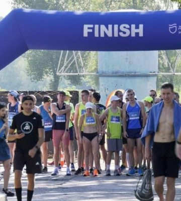 У Дніпрі близько 100 спортсменів змагалися у плаванні, бігу та акватлоні
