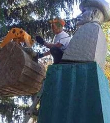 На Лубенщині демонтували  бюст сталіністу мічуріну