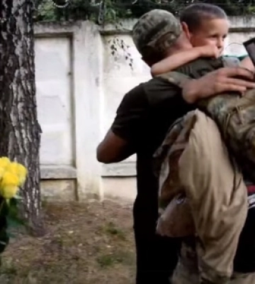 Зворушливо до сліз: показали відео повернення волинського прикордонника з фронту додому
