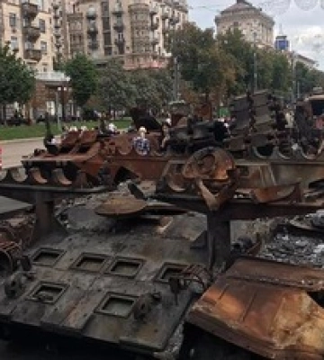 В Киеве перекрыли движение по Крещатику: сколько будут действовать ограничения