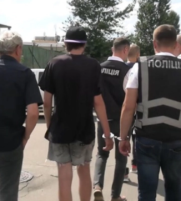 У Києві затримали чоловіка, який підпалив 12 автівок військових