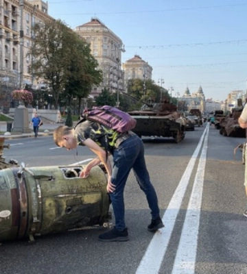 У Києві на Хрещатику виставили зруйновану техніку російських окупантів (ФОТО)
