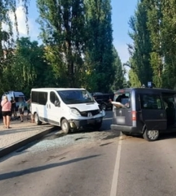 Виїхав на «зустрічку»: у Луцьку п'яний на бусі протаранив легковик 