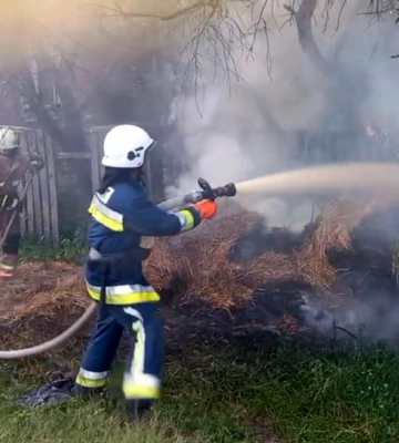 У Кролевці вогнеборці врятували житловий будинок