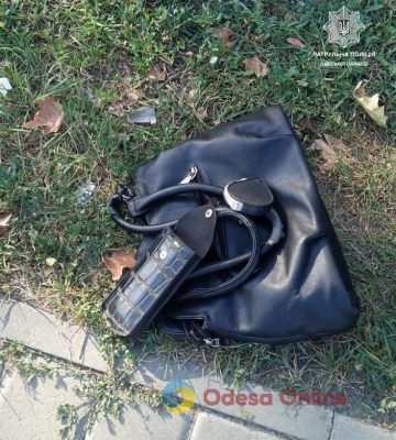 Избил и забрал сумку: в Одессе грабитель напал на женщину