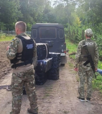 Пасажирка рейсового автобуса «Чернівці-Сучава» намагалася перевезти контрабанду цигарок