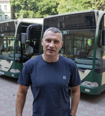 Киев получил от украинских благотворителей 3 городских автобуса, а от немецких партнеров – еще 3 &quot;скорых&quot; - мэр
