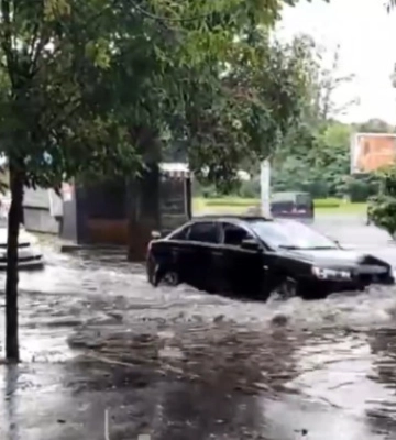 Негода в Києві: в центрі міста утворився гейзер, відео