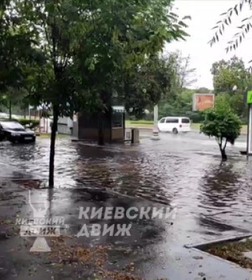 Из-за непогоды в столице в центре Киева образовался гейзер. ВИДЕО