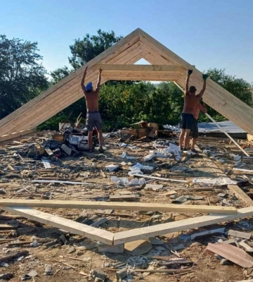 Дві бригади прикарпатських будівельників відновлюють зруйноване село на Херсонщині