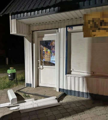 Було мало. У Вараші двоє чоловіків пограбували магазин
